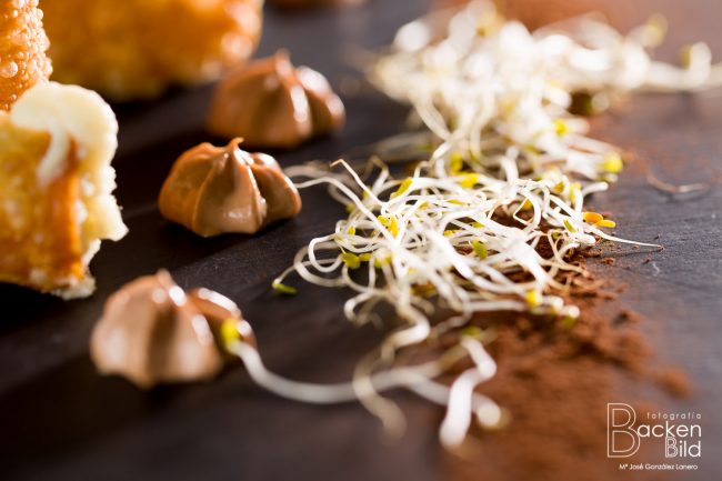 detalle Canelón de Worton relleno de Brandada de bacalao con alioli de chocolate.