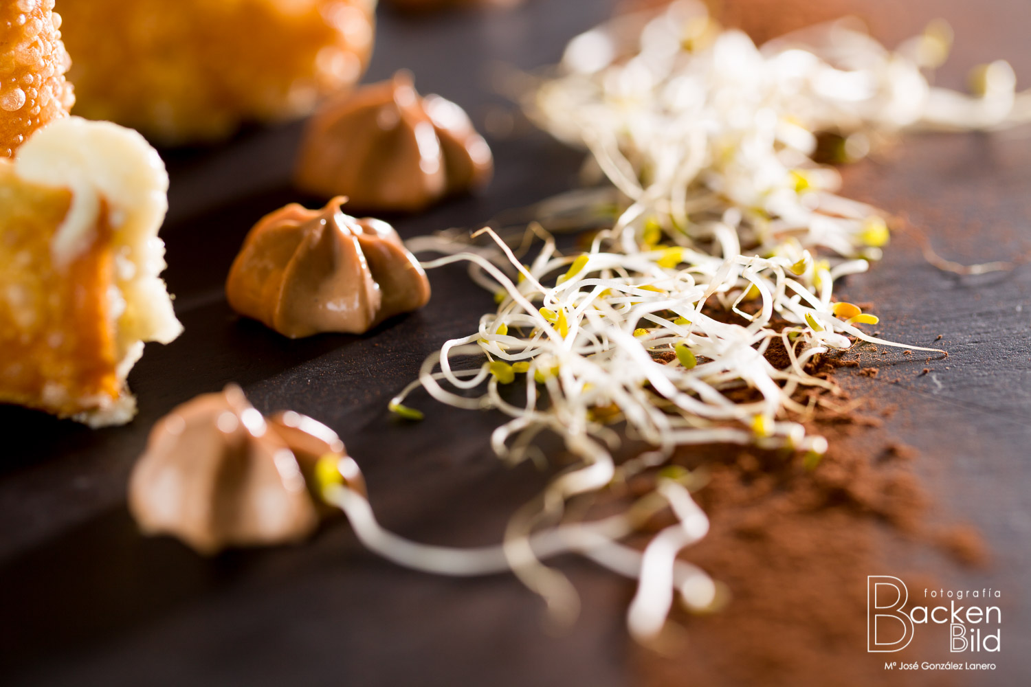 detalle Canelón de Worton relleno de Brandada de bacalao con alioli de chocolate.