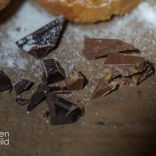 trozitos de chocolate.