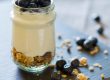 vista general yogur con arándanos y muesli