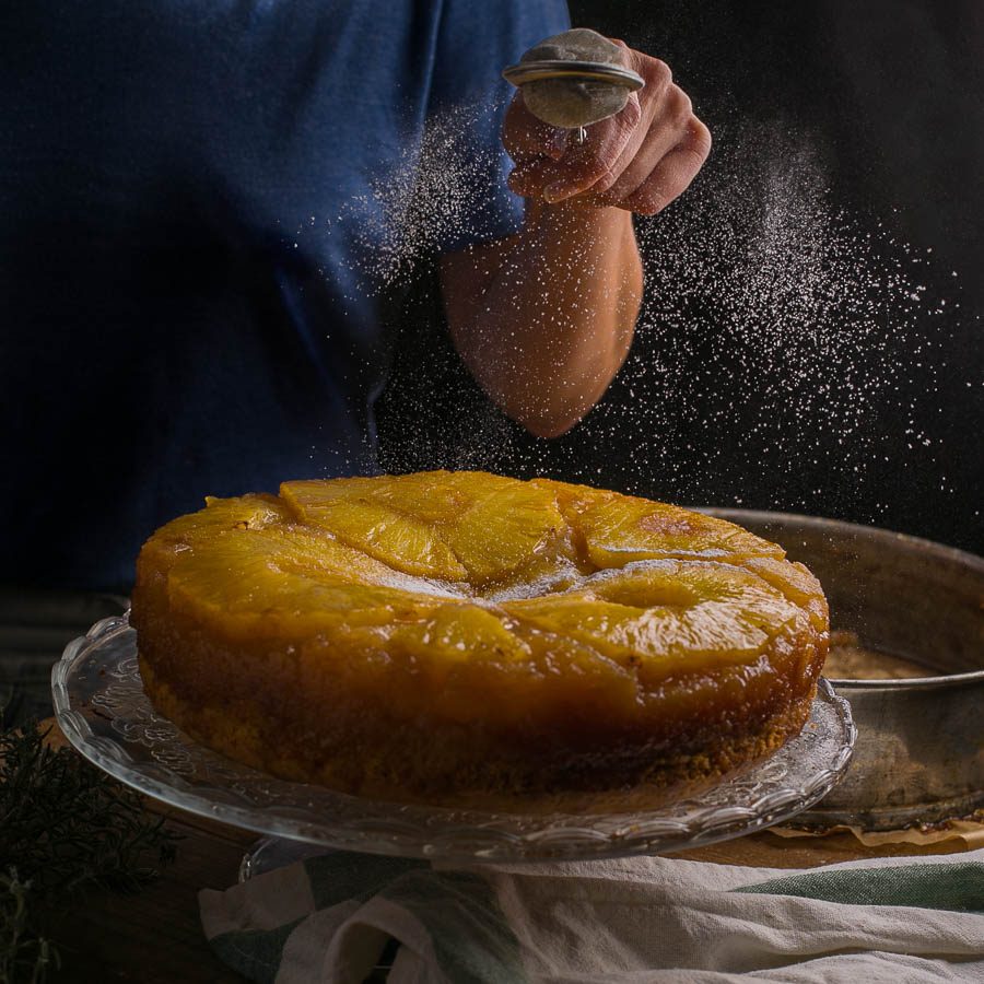 incorporación de un poquito de azucar glass a una tarta de piña